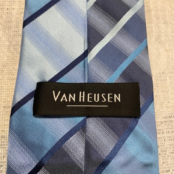 Van Heusen Tie - Picture 3 of 3